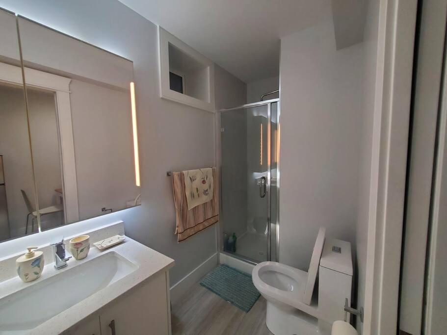 Cozy Guest Suite In Quiet Home With Private Entry Vancouver Extérieur photo