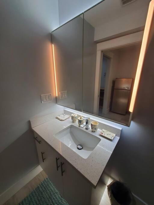 Cozy Guest Suite In Quiet Home With Private Entry Vancouver Extérieur photo